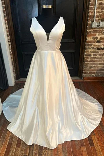 Vestido de novia largo de satén con escote pronunciado y espalda con lazo en forma de A